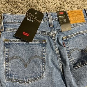 Levis Wedgie